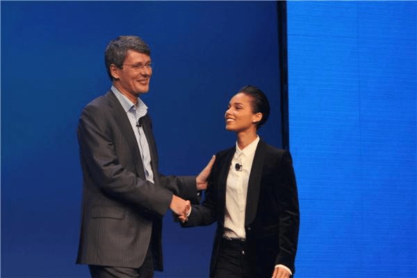 BlackBerry CEO Thorsten Heins greets Alicia Keys as the company's new global creative director earlier this year. (Credit: Sarah Tew/CNET) 